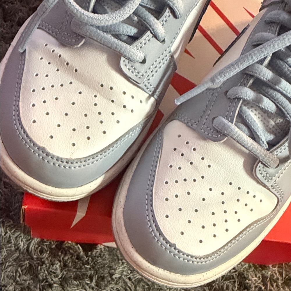 Nike Dunk Low in Light Blue and Navy - Picture 4 of 8